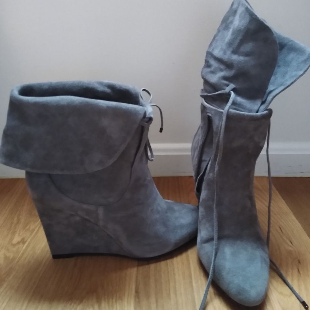 WHBM SZ 10 Gray Suede Wedge Booties